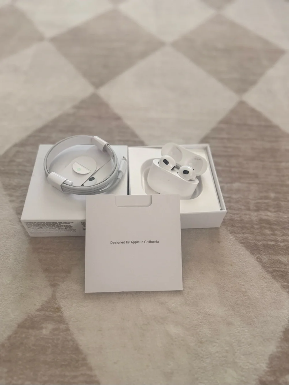 Apple White True Wireless Earbuds with Charging Case and USB-C Cable